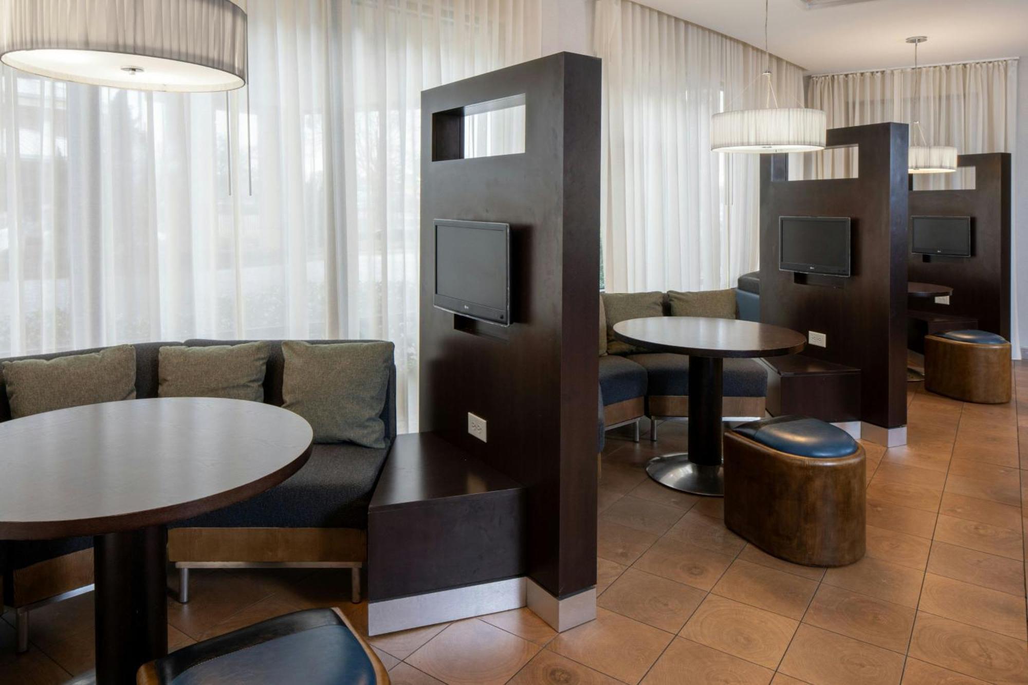 Courtyard By Marriott Jackson Airport/Pearl Hotel Buitenkant foto